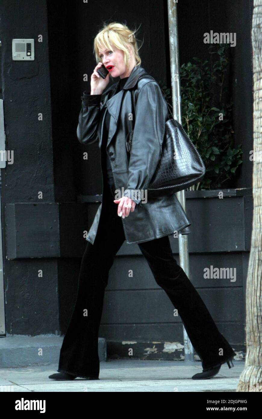 Exclusif !! Melanie Griffith semblait visiblement contrariée lorsqu'elle bavardait sur son téléphone en route vers sa réunion AA régulière à West Hollywood, Californie. 3/31/06 Banque D'Images