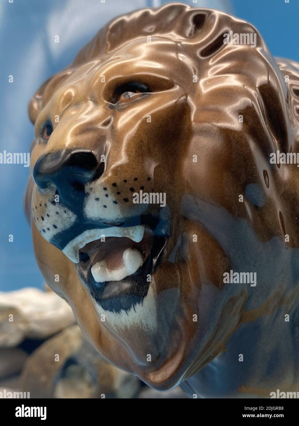 Un cliché vertical d'une figurine de lion en porcelaine d'or Banque D'Images