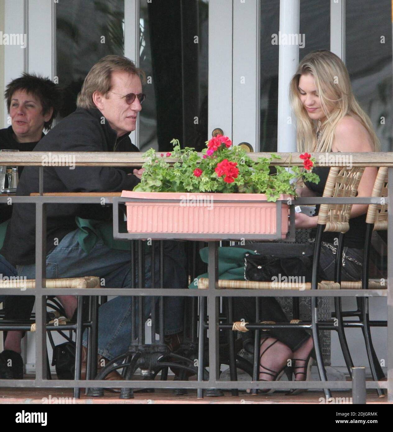 Exclusif !! James Woods, âgé de 58 ans, avec sa petite amie qui aurait été nouvelle, Ashley Myrick, âgé de 19 ans. Woods a connu l'actrice en herbe depuis qu'elle était enfant et qu'elle est proche de son père. Woods a récemment déclaré : « il est étonnamment magnifique et la personne la plus drôle que j'ai rencontrée. Nous passons beaucoup de temps ensemble, jouant au poker et au karaoké Said Woods, mais nous sommes juste de bons amis, bien sûr, personne ne le croit. On a vu le couple prendre un déjeuner tardif au Cafe Med à West Hollywood, CA. 3/31.06 [[rac]] Banque D'Images