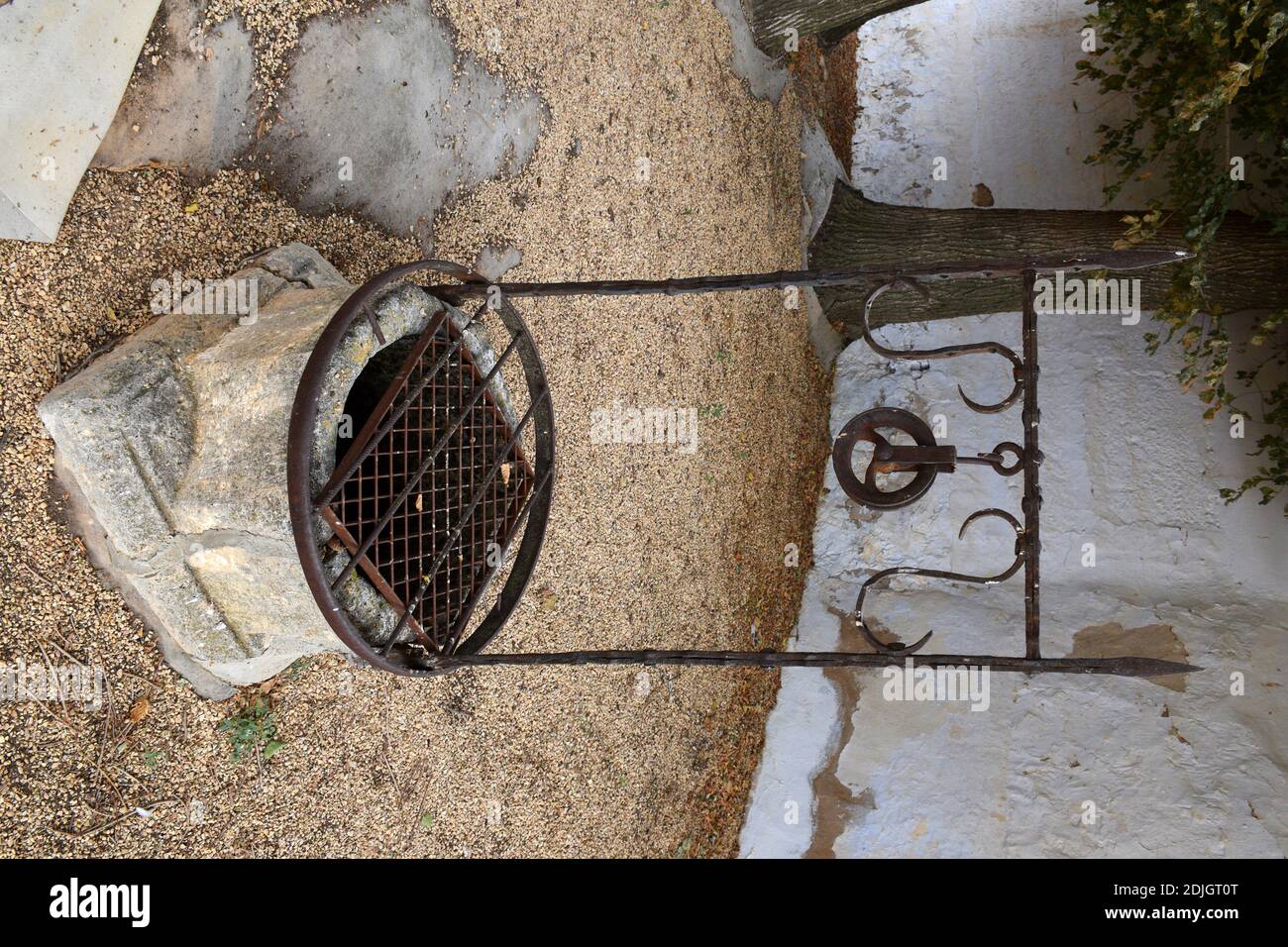 Vieux puits de pierre et de fer disused. Banque D'Images
