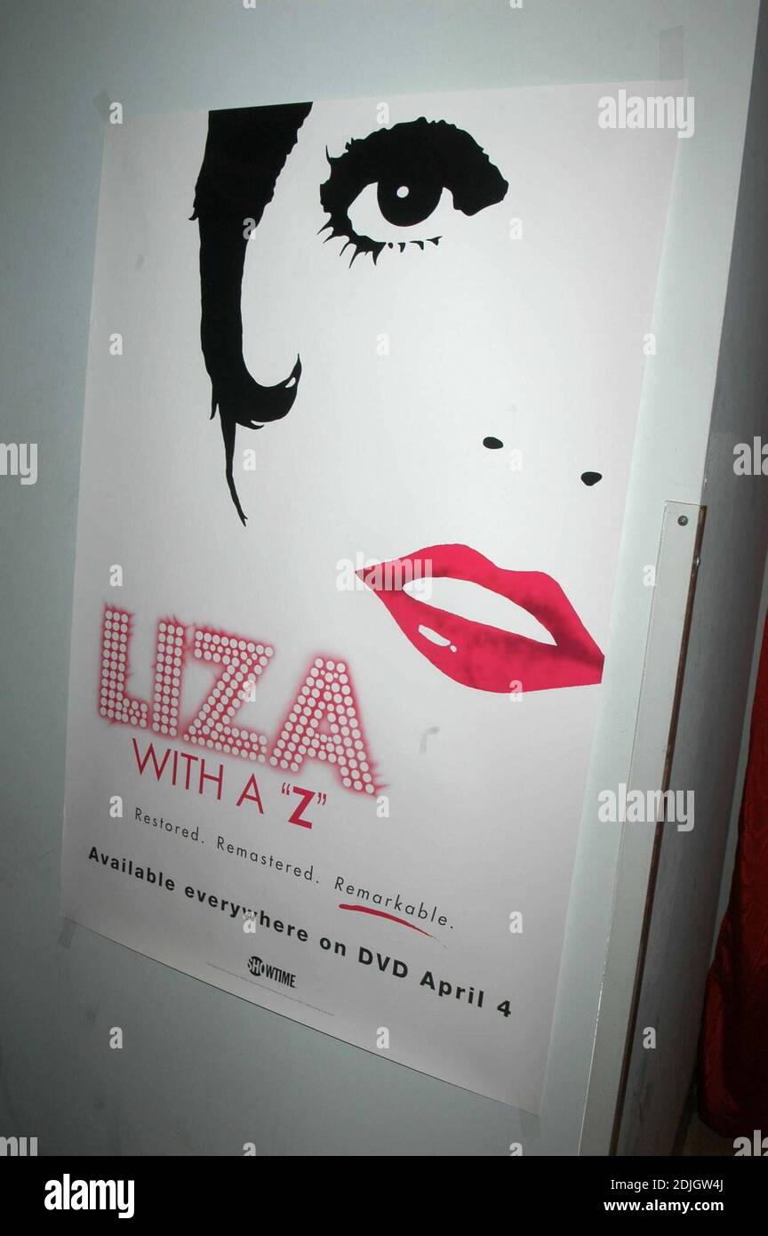 Liza Minnelli signe les 300 premiers DVD de la récente sortie 'Liza avec un  Z' à Tower Records, Lincoln Center. Elle a également reçu un prix de  soutien à vie de la
