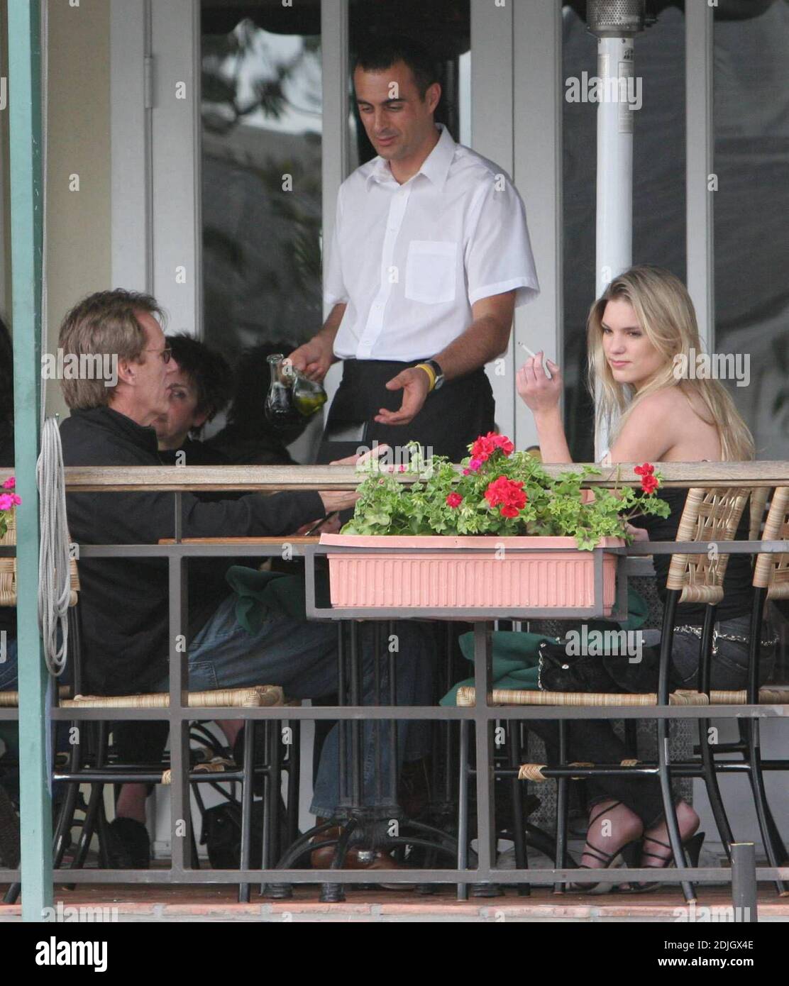 Exclusif !! James Woods, âgé de 58 ans, avec sa petite amie qui aurait été nouvelle, Ashley Myrick, âgé de 19 ans. Woods a connu l'actrice en herbe depuis qu'elle était enfant et qu'elle est proche de son père. Woods a récemment déclaré : « il est étonnamment magnifique et la personne la plus drôle que j'ai rencontrée. Nous passons beaucoup de temps ensemble, jouant au poker et au karaoké Said Woods, mais nous sommes juste de bons amis, bien sûr, personne ne le croit. On a vu le couple prendre un déjeuner tardif au Cafe Med à West Hollywood, CA. 3/31.06 [[rac]] Banque D'Images