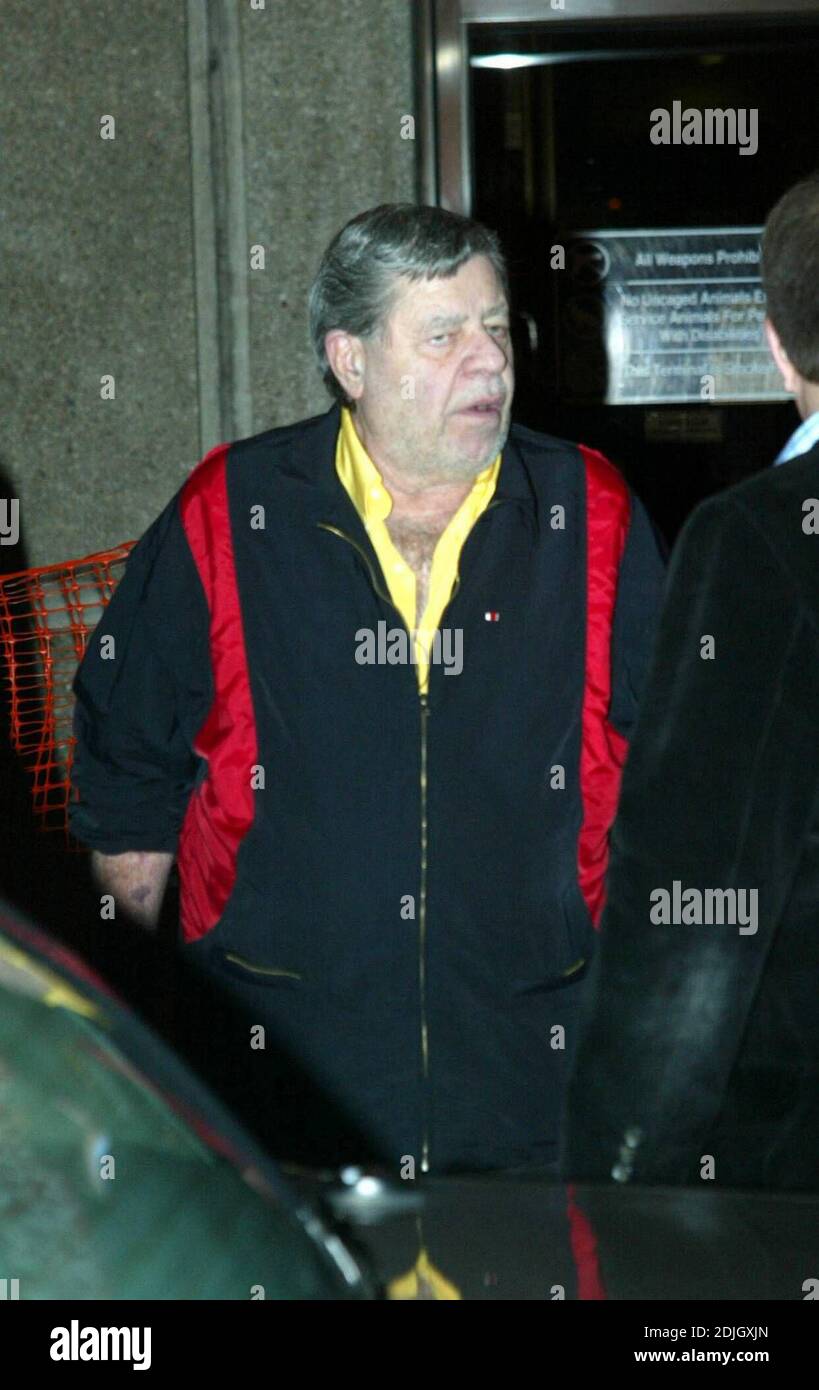 Exclusif !! Un Jerry Lewis malade arrive en fauteuil roulant à l'aéroport de fort Lauderdale depuis Las Vegas. 3/28/06 Banque D'Images