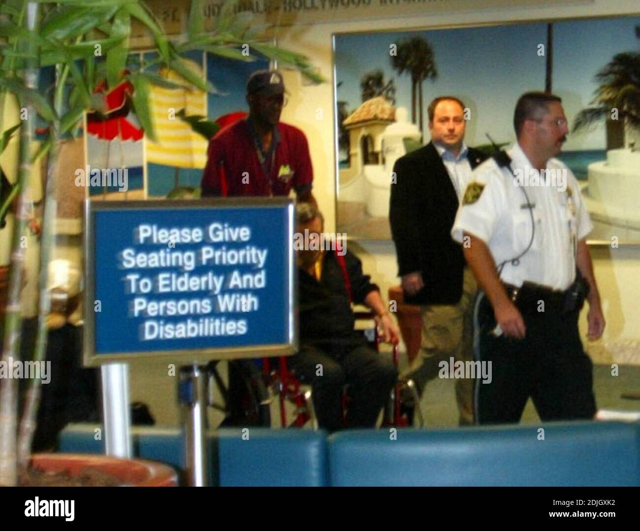 Exclusif !! Un Jerry Lewis malade arrive en fauteuil roulant à l'aéroport de fort Lauderdale depuis Las Vegas. 3/28/06 Banque D'Images