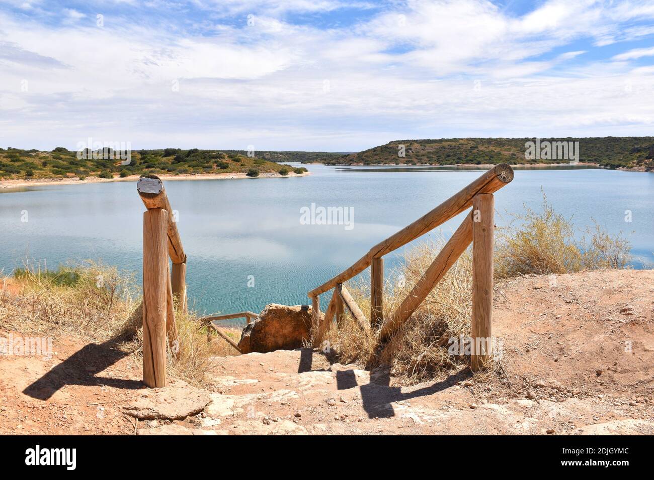 Escaliers en bois jusqu'au réservoir de Peñarroya, lagons de Ruidera. Banque D'Images