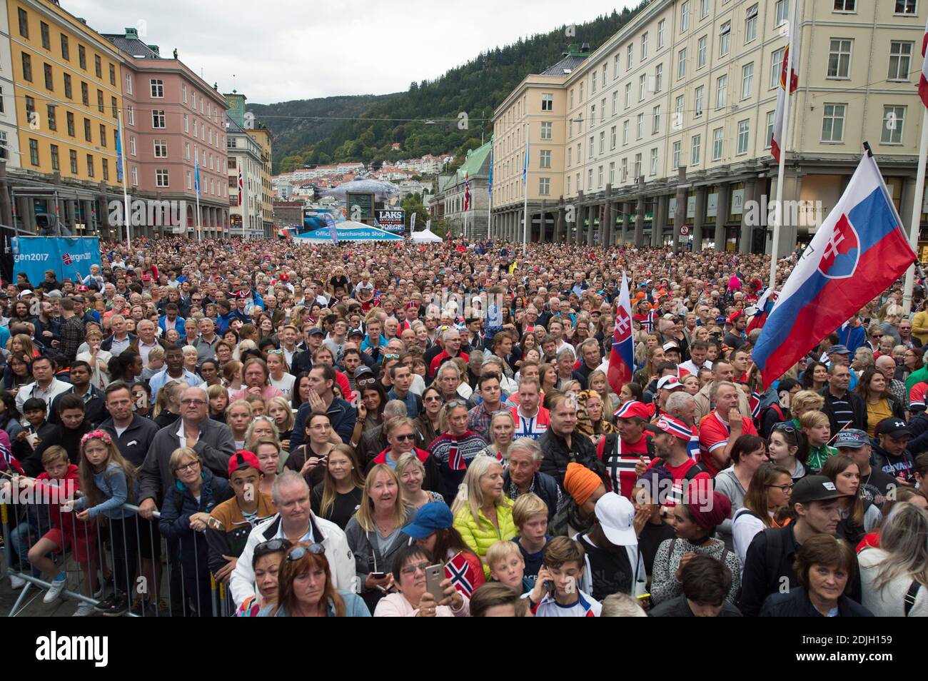 Des milliers de fans de cyclisme à Bergen, en Norvège attendent la cérémonie du podium des Championnats du monde de cyclisme sur route de l'UCI. Banque D'Images