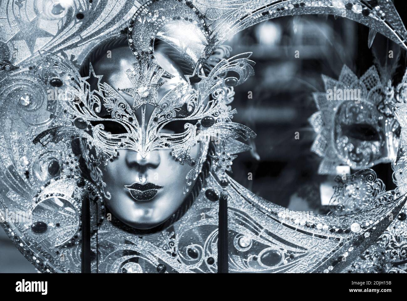 Noir et blanc photo de masque de carnaval traditionnel de Venise, Italie Banque D'Images