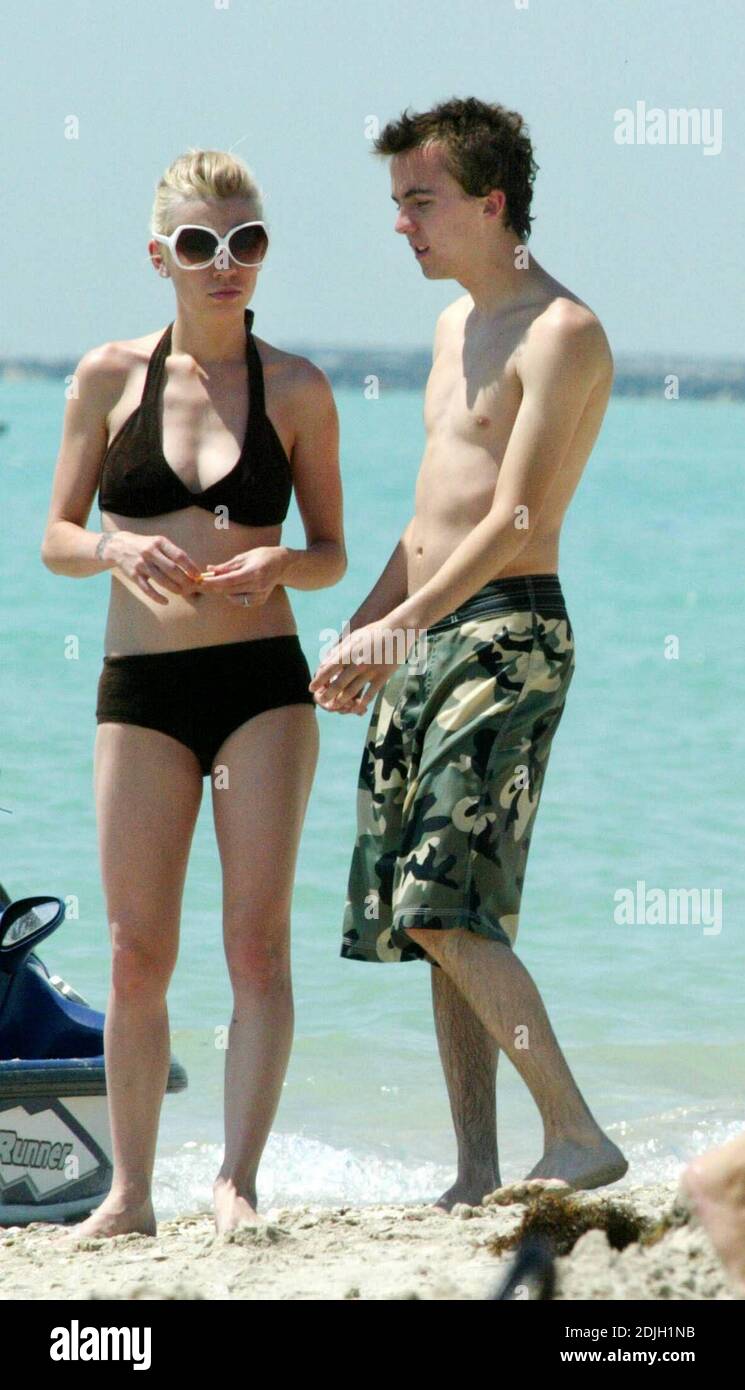 Exclusif !! Love Blooms pour Frankie Muniz et la fiancée Jamie Gandy sur Miami Beach. Le couple collecta des coquillages ensemble et s'embrassa dans le surf pendant le tournage du nouveau film de Frankies « My Sexest Year ». 5/5/06 Banque D'Images