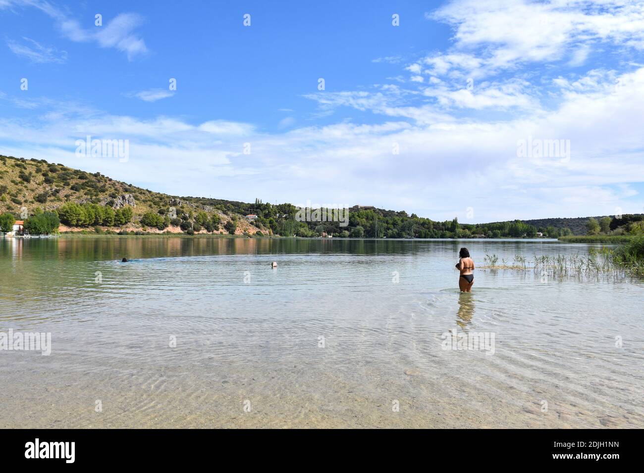 Une jeune fille de chubby entre dans les eaux des lagons de Ruidera. Banque D'Images