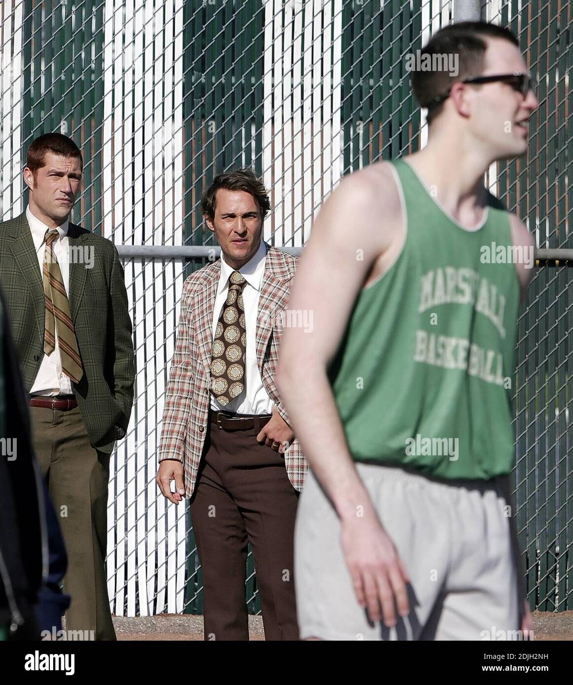 Exclusif !! Les acteurs Matthew Fox, deuxième à partir de la gauche, et Matthew McConaughey, deuxième à partir de la droite, dépeignent respectivement les anciens entraîneurs Marshall Red Dawson et Jack Lengyel et les joueurs de basket-ball Marshall LaVar carter, à gauche, Et Mark Patton, à droite, dépeignent 1971 joueurs de basket-ball Marshall lors du tournage de « We Aare Marshall », le mardi 4 avril 2006, près de Twin Towers sur le campus de Marshall à Huntington, en Virginie Banque D'Images