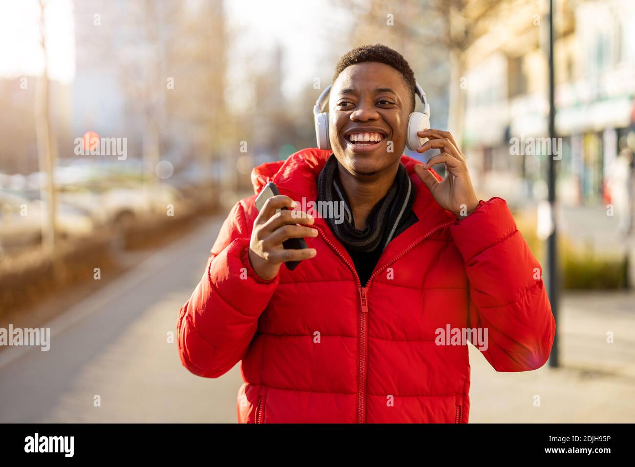 Jeune homme portant un casque et écoutant de la musique dans le ville Banque D'Images