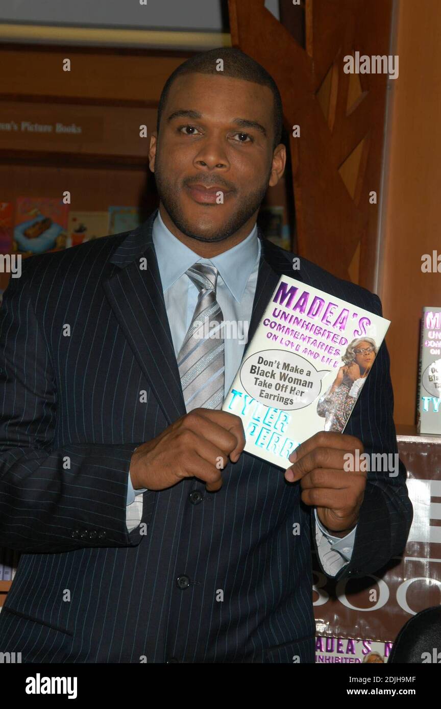 Tyler Perry, auteur de « Don't Make a Black Woman Take Off Her Erings », traite les fans d'un livre signé à la librairie Hue-Man. Ce romancier de 68 ans est également le comédien bien-aimé connu pour son costume gras et son rôle dans Madea, la granny à armes à feu de   ans, un personnage qu'il a créé. Il fonde Madea, dont le nom vient de 'ma' et 'Dear', sur sa mère et tante deux femmes qui ont inspiré son métier. NY, NY 4/13/06. [[mcd]] Banque D'Images