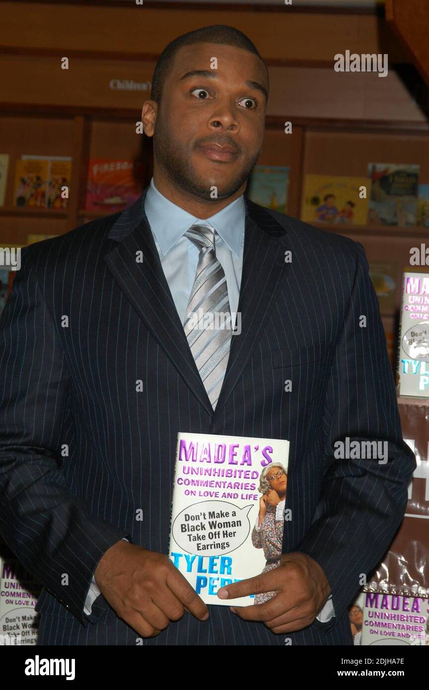 Tyler Perry, auteur de « Don't Make a Black Woman Take Off Her Erings », traite les fans d'un livre signé à la librairie Hue-Man. Ce romancier de 68 ans est également le comédien bien-aimé connu pour son costume gras et son rôle dans Madea, la granny à armes à feu de   ans, un personnage qu'il a créé. Il fonde Madea, dont le nom vient de 'ma' et 'Dear', sur sa mère et tante deux femmes qui ont inspiré son métier. NY, NY 4/13/06. [[mcd]] Banque D'Images