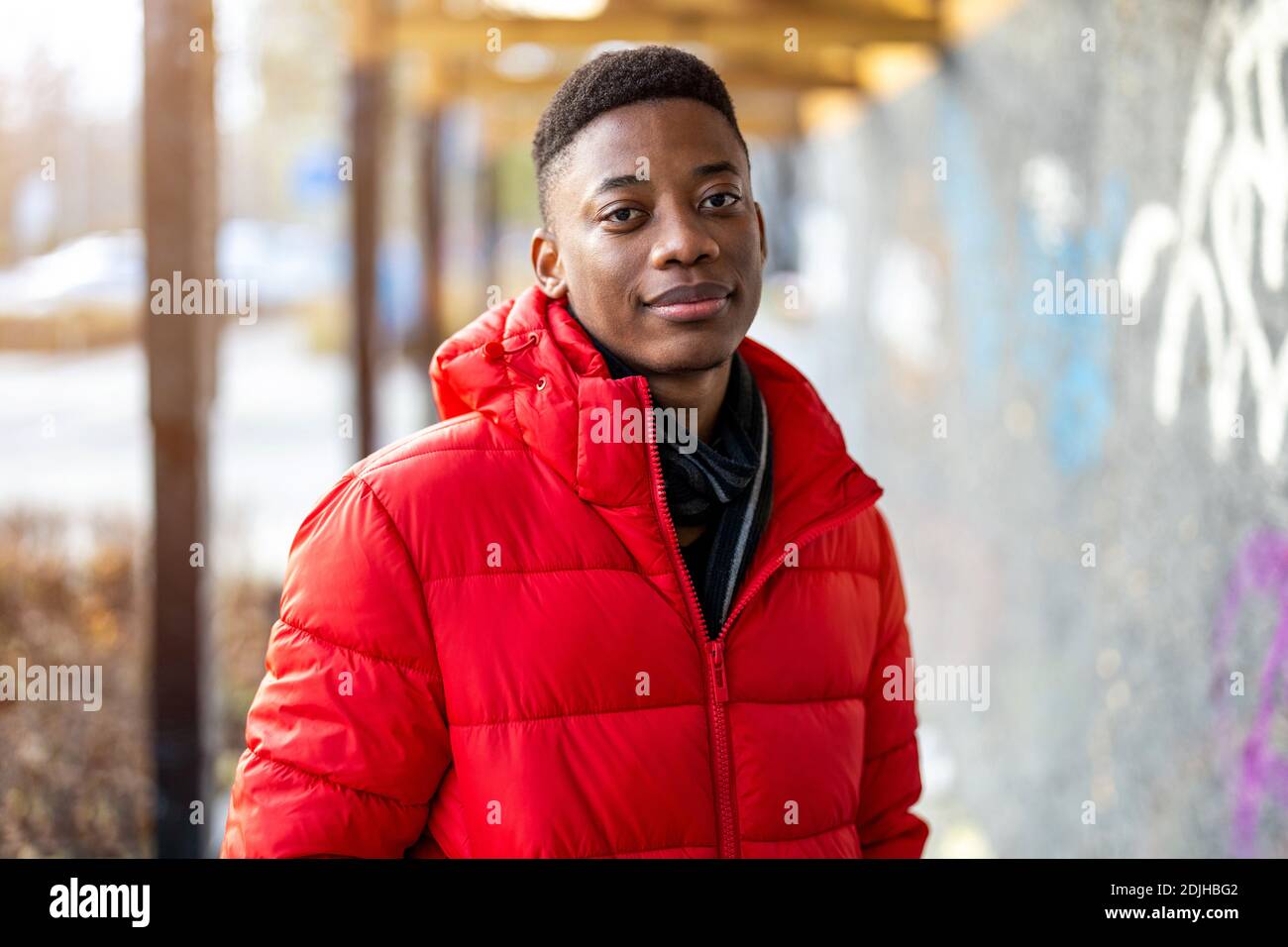 Jeune homme noir debout dans une rue de ville Banque D'Images