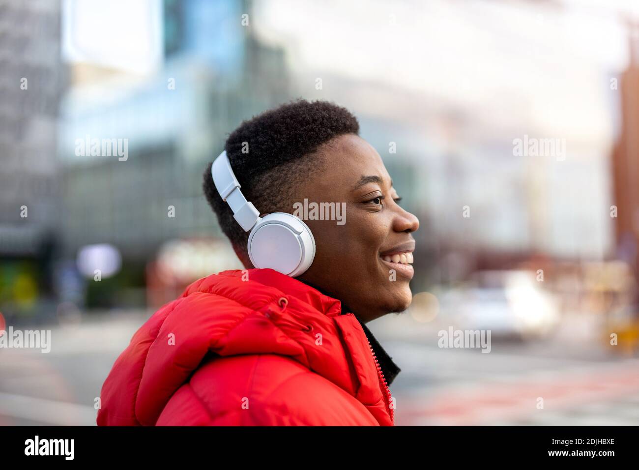 Jeune homme portant un casque et écoutant de la musique dans le ville Banque D'Images