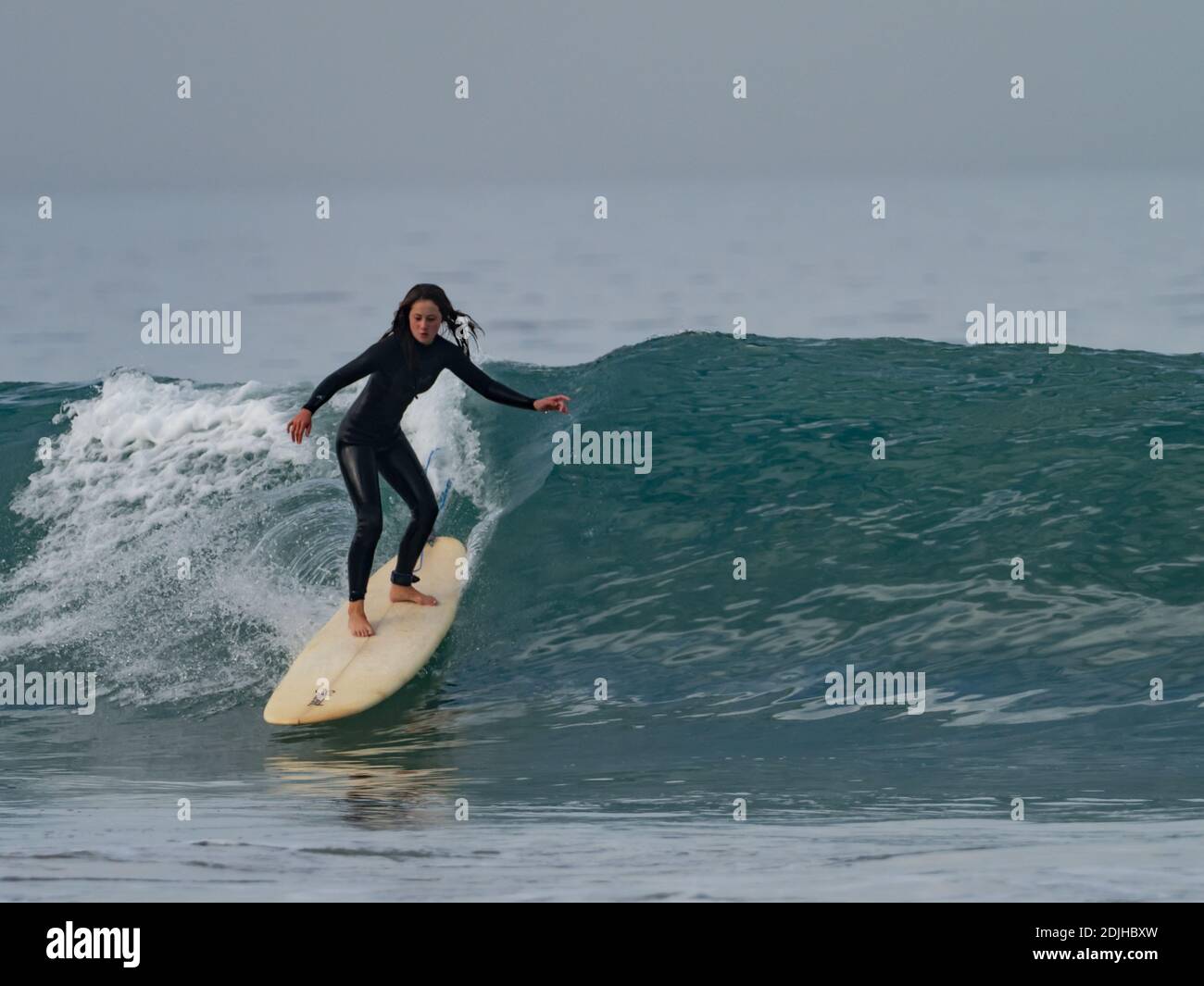 Surfeur en profitant des vagues à la Jolla Shores, San Diego, Californie, États-Unis Banque D'Images
