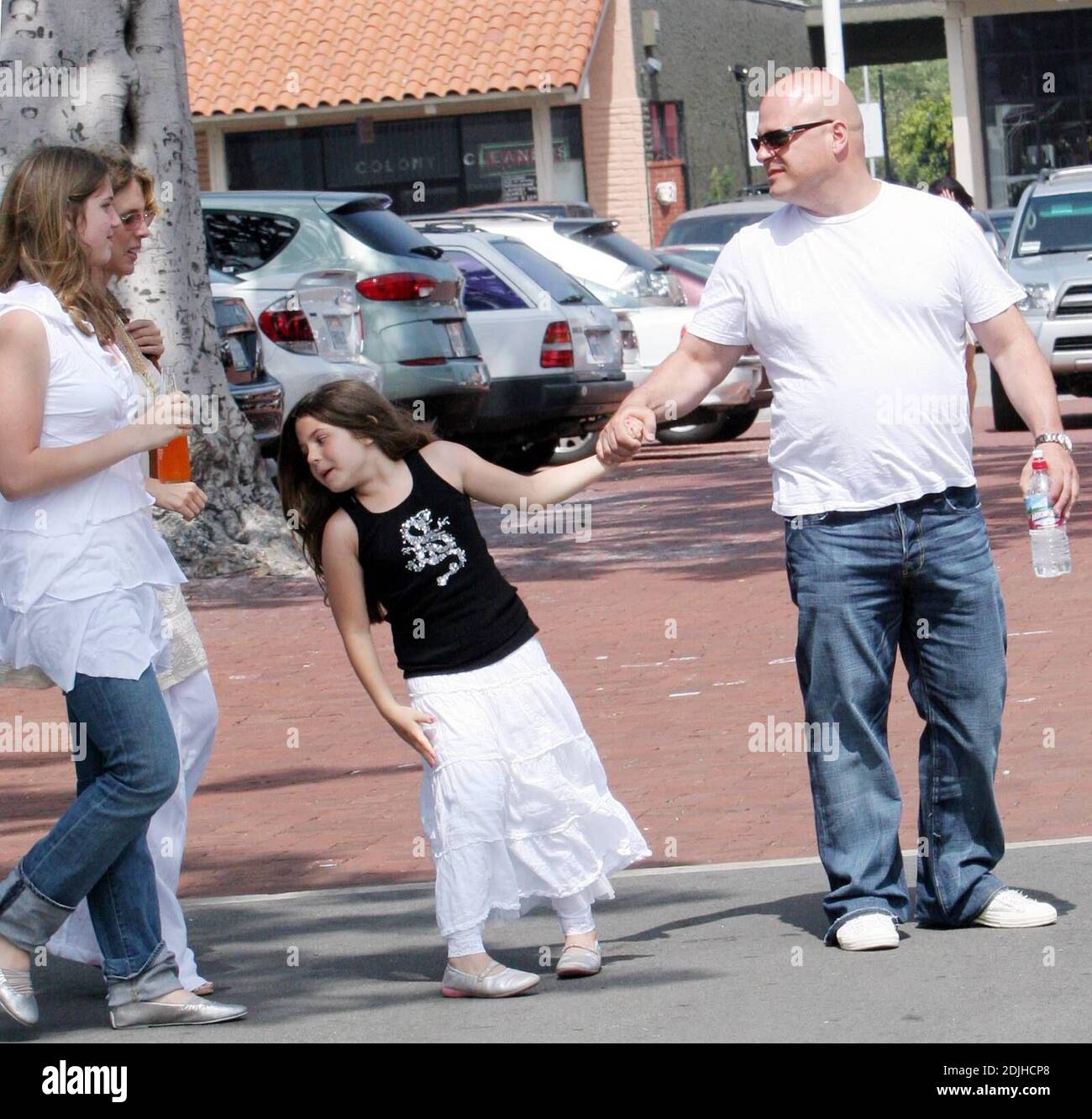 Michael Chiklis passe la Fête des mères avec ses deux filles automne et Odessa et sa femme Michelle à Malibu, ca. La plus jeune fille de Chiklis, Odessa, a passé un si bon moment, elle ne voulait pas partir à la maison et a eu un remorqueur de guerre avec son père. 5/14/06 Banque D'Images