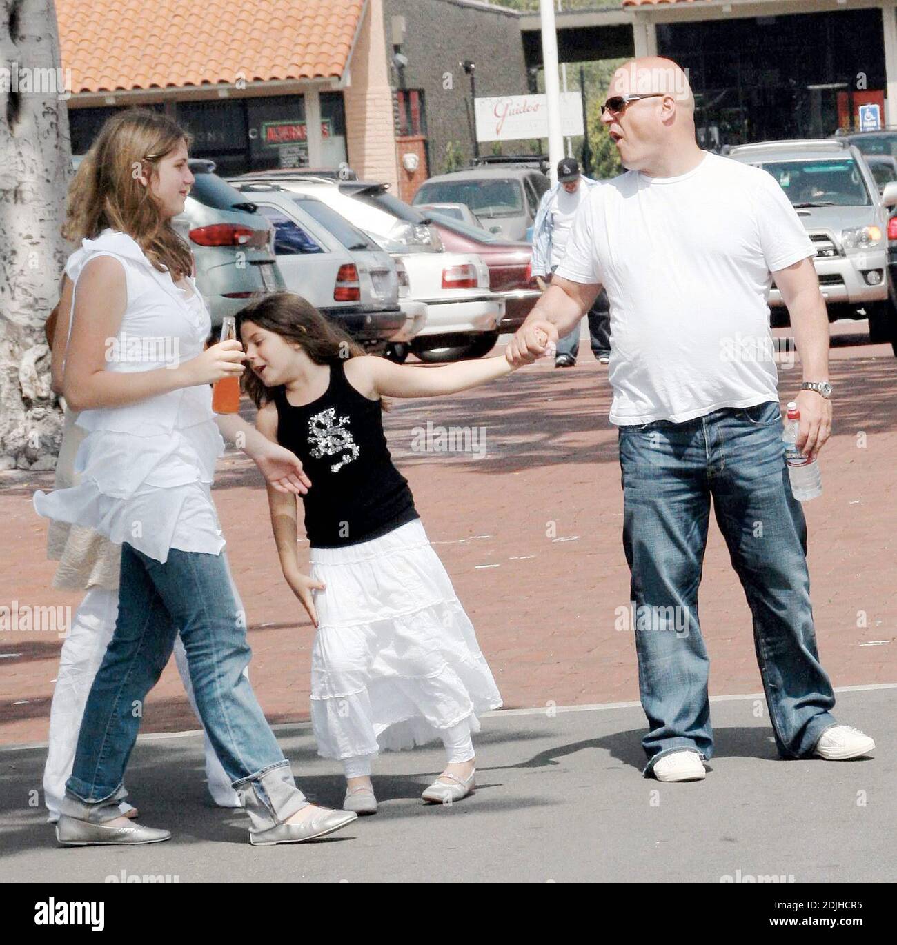 Michael Chiklis passe la Fête des mères avec ses deux filles automne et Odessa et sa femme Michelle à Malibu, ca. La plus jeune fille de Chiklis, Odessa, a passé un si bon moment, elle ne voulait pas partir à la maison et a eu un remorqueur de guerre avec son père. 5/14/06 Banque D'Images