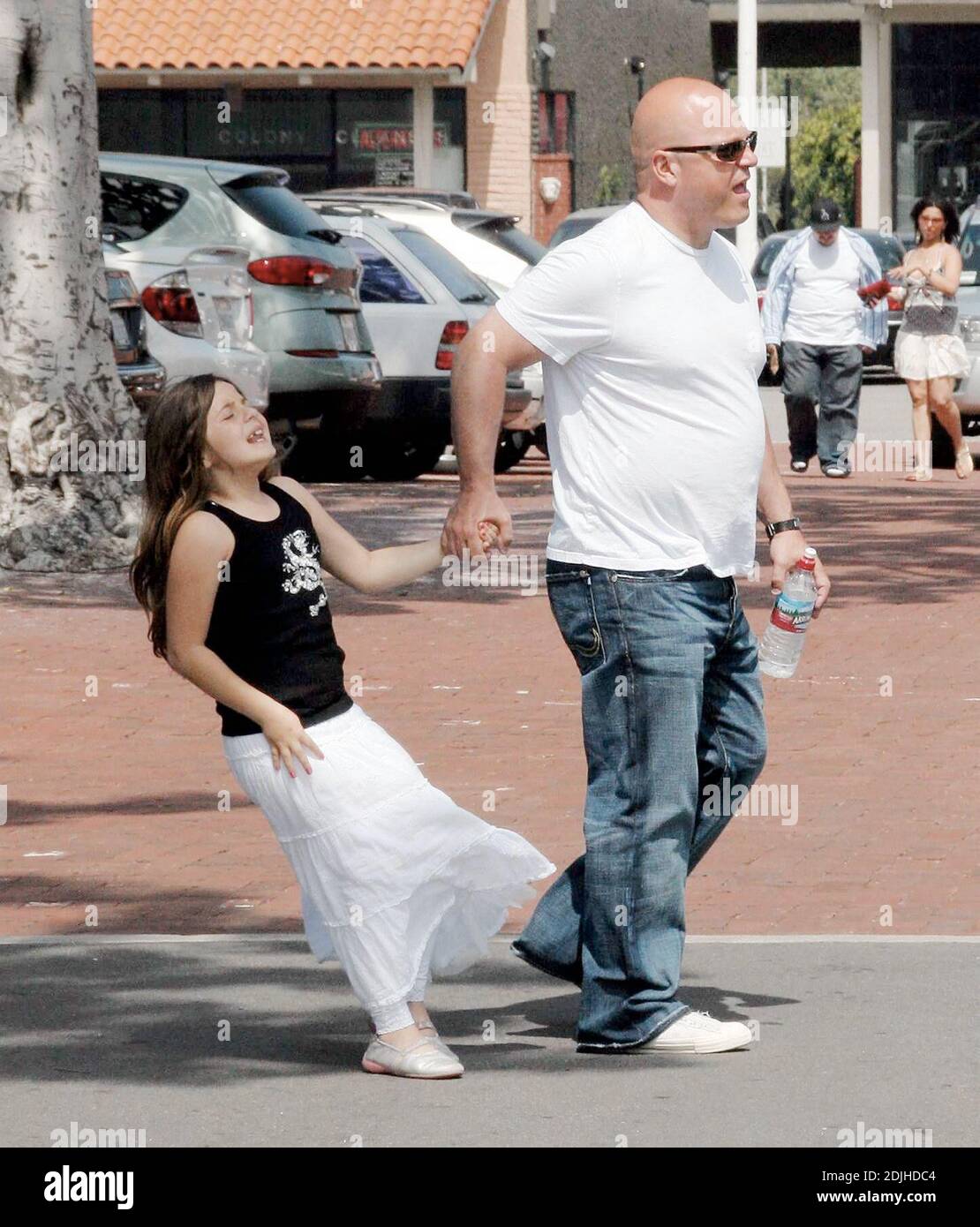 Michael Chiklis passe la Fête des mères avec ses deux filles automne et Odessa et sa femme Michelle à Malibu, ca. La plus jeune fille de Chiklis, Odessa, a passé un si bon moment, elle ne voulait pas partir à la maison et a eu un remorqueur de guerre avec son père. 5/14/06 Banque D'Images