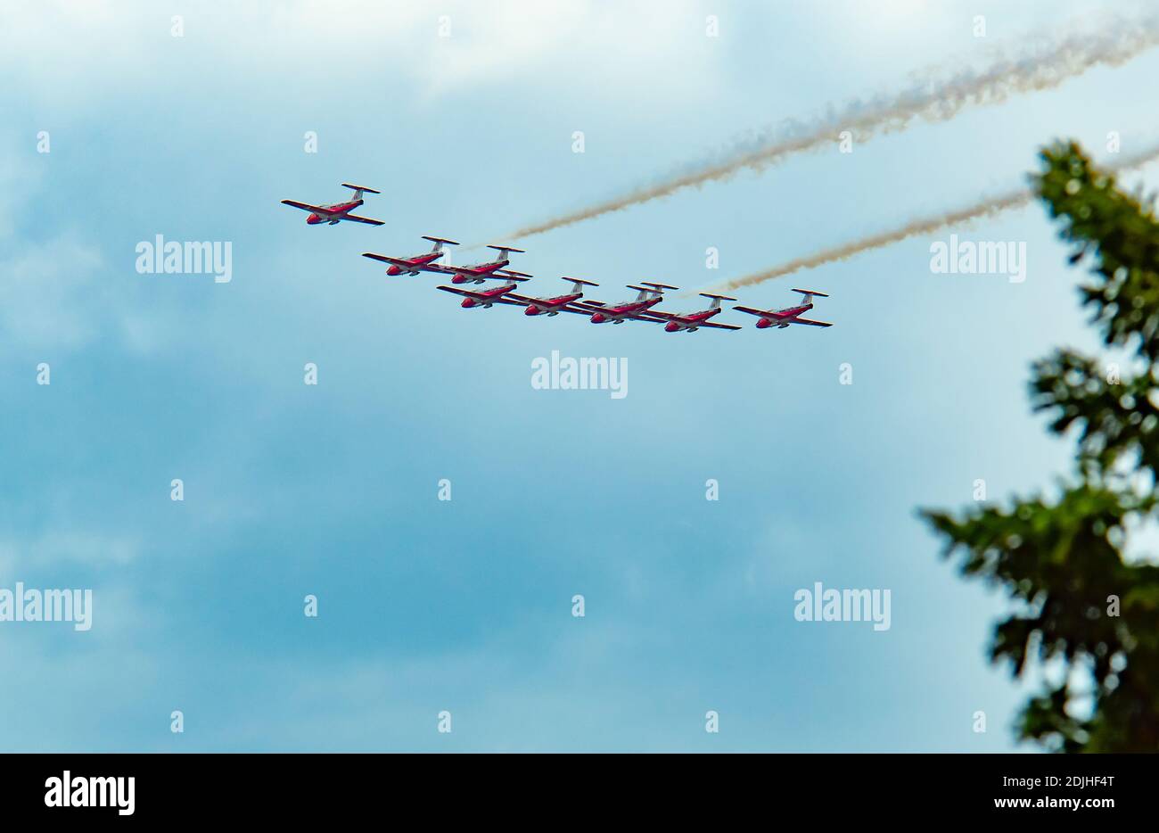 L'escadron de démonstration aérienne des Snowbirds de la Force aérienne royale du Canada En formation sur une zone suburbaine en Alberta Canada Banque D'Images