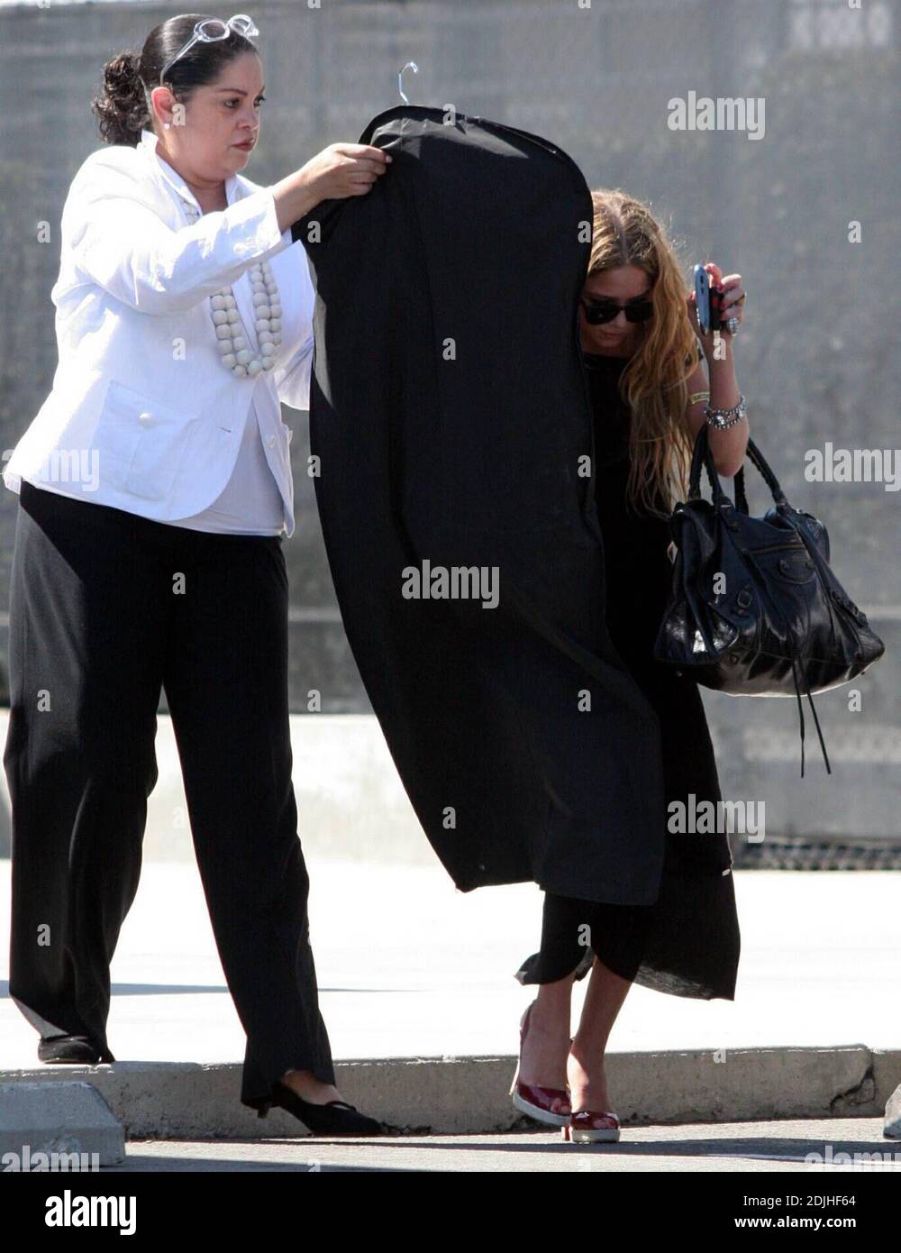 Mary Kate Olsen tente d'éviter les photographes après une frénésie de shopping à Maxfields à West Hollywood, CA. 4/19/06 Banque D'Images