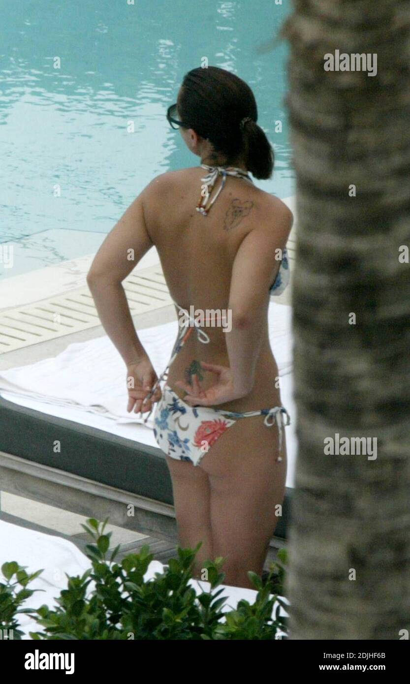 Exclusif !! Christina Ricci passe un après-midi au bord de la piscine dans  un hôtel de Miami Beach. L'actrice a passé la journée avec cinq amies, a  bu, fumé, nagé, accrochues autour