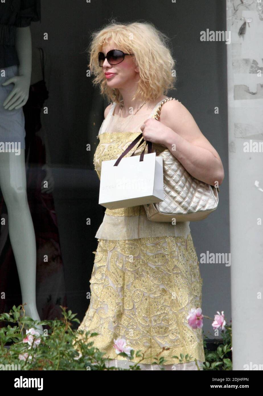 Exclusif !! Courtney adore faire du shopping. La chanteuse a passé une heure à essayer différentes tenues à Stella McCartney à Beverly Hills, ca. 5/12/06 Banque D'Images