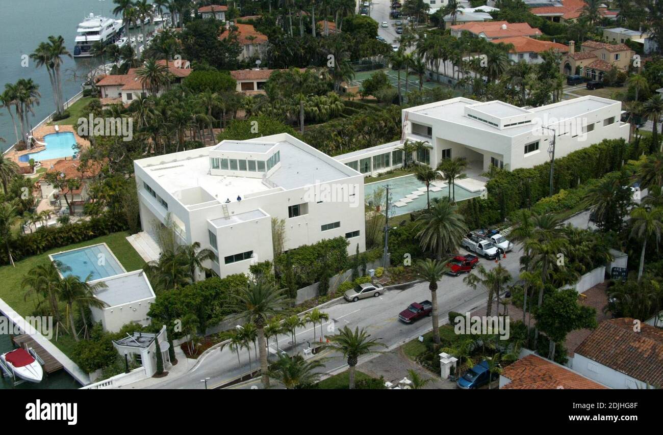 Exclusif !! C'est le manoir de bord de mer de Miami Beach que Hulk Hogan & Family ont acheté pour $12m. La vaste maison de 18,000 pieds carrés dispose de 12 chambres, 12 salles de bains et un quai pour bateaux. Selon le New York Post, il dispose également d'un anneau de lutte personnalisé de 5,000 pieds carrés. Les voisins trouvent la quantité d'activité de MTV difficile à ajuster à comme le film de Hogans un épisode de hulks réalité montrer sur la propriété. 4/19/06 Banque D'Images