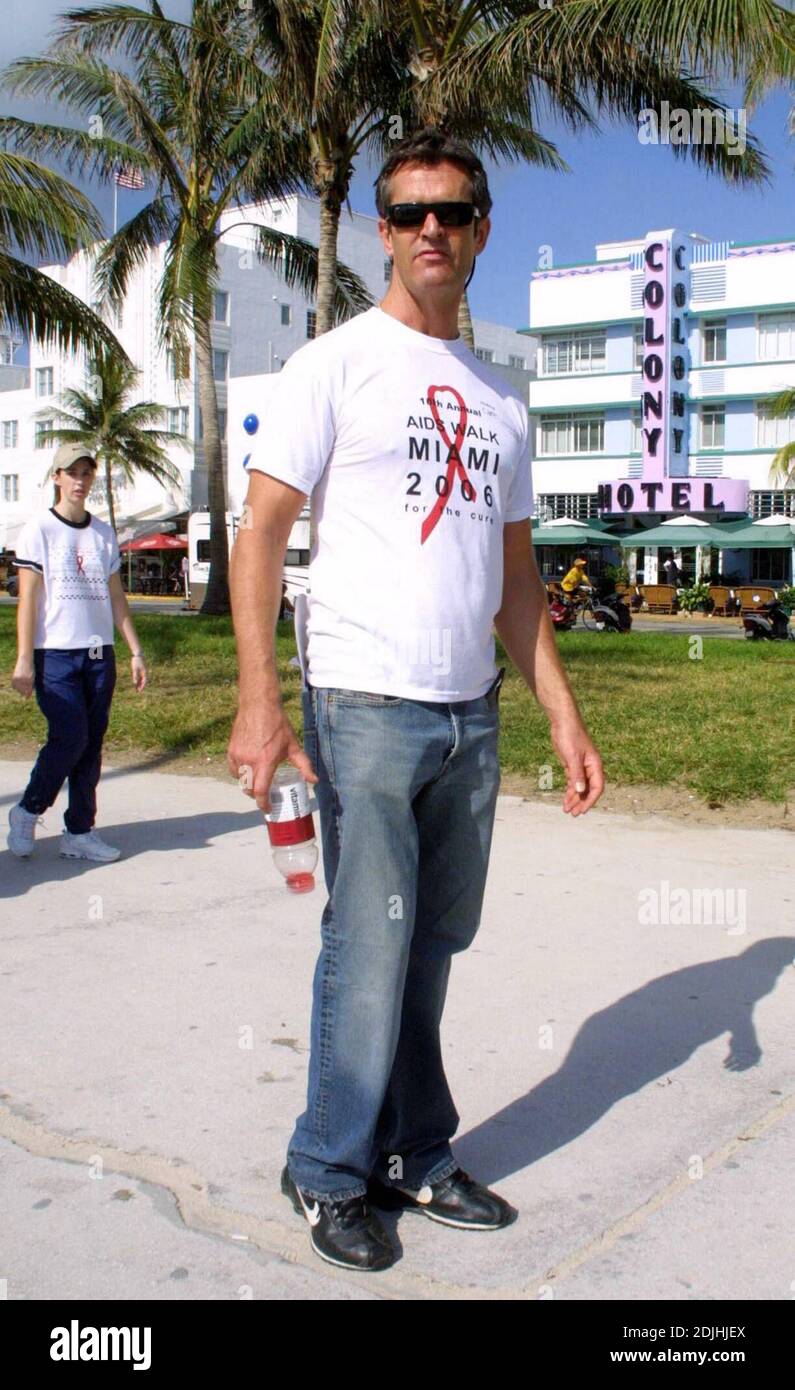 Rupert Everett est Grand Marshall pour AIDS Walk Miami 2006. Le défilé a défilé sur 3.1 kilomètres à travers South Beach et a passé devant des monuments célèbres tels que le Lincoln Theatre, le centre des congrès et le tristement célèbre gay Bar 'Core'. Rupert a également reçu la clé de la ville et a reçu un baiser de M. Miami Beach Michael aller, 4/23/06 Banque D'Images