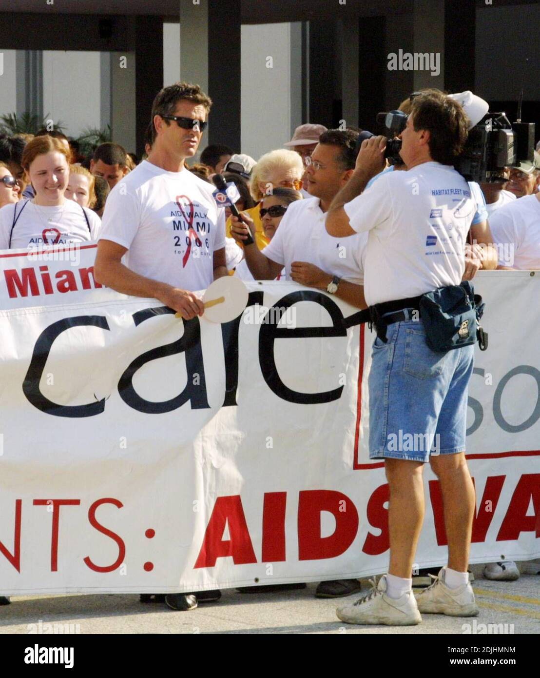 Rupert Everett est Grand Marshall pour AIDS Walk Miami 2006. Le défilé a défilé sur 3.1 kilomètres à travers South Beach et a passé devant des monuments célèbres tels que le Lincoln Theatre, le centre des congrès et le tristement célèbre gay Bar 'Core'. Rupert a également reçu la clé de la ville et a reçu un baiser de M. Miami Beach Michael aller, 4/23/06 Banque D'Images