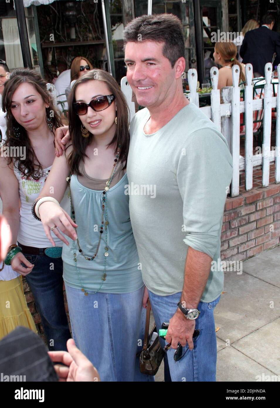 Simon Cowell vit la vie d'un Idol américain alors qu'il quitte l'Ivy à Los Angeles, CA. Entouré par un troupeau de fans et de photographes avant de se lancer dans sa nouvelle Ferrari. 5/17/06 Banque D'Images