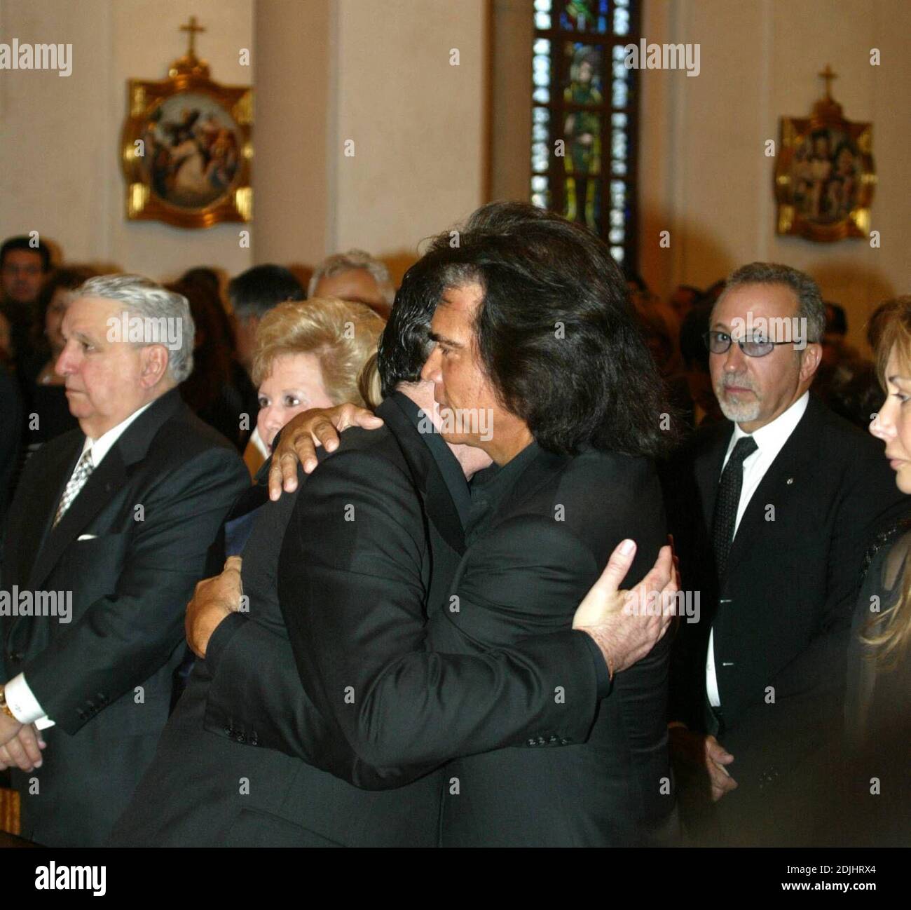 Service commémoratif pour le chanteur latin Rocio Jurado tenu à l'église de St Patrick, Miami Beach, FL. Emilio et Gloria Estefan, divers amis et membres de leur famille, et son mari, José Ortega Cano, veuf, pleuraient ouvertement. 6/17/06 Banque D'Images