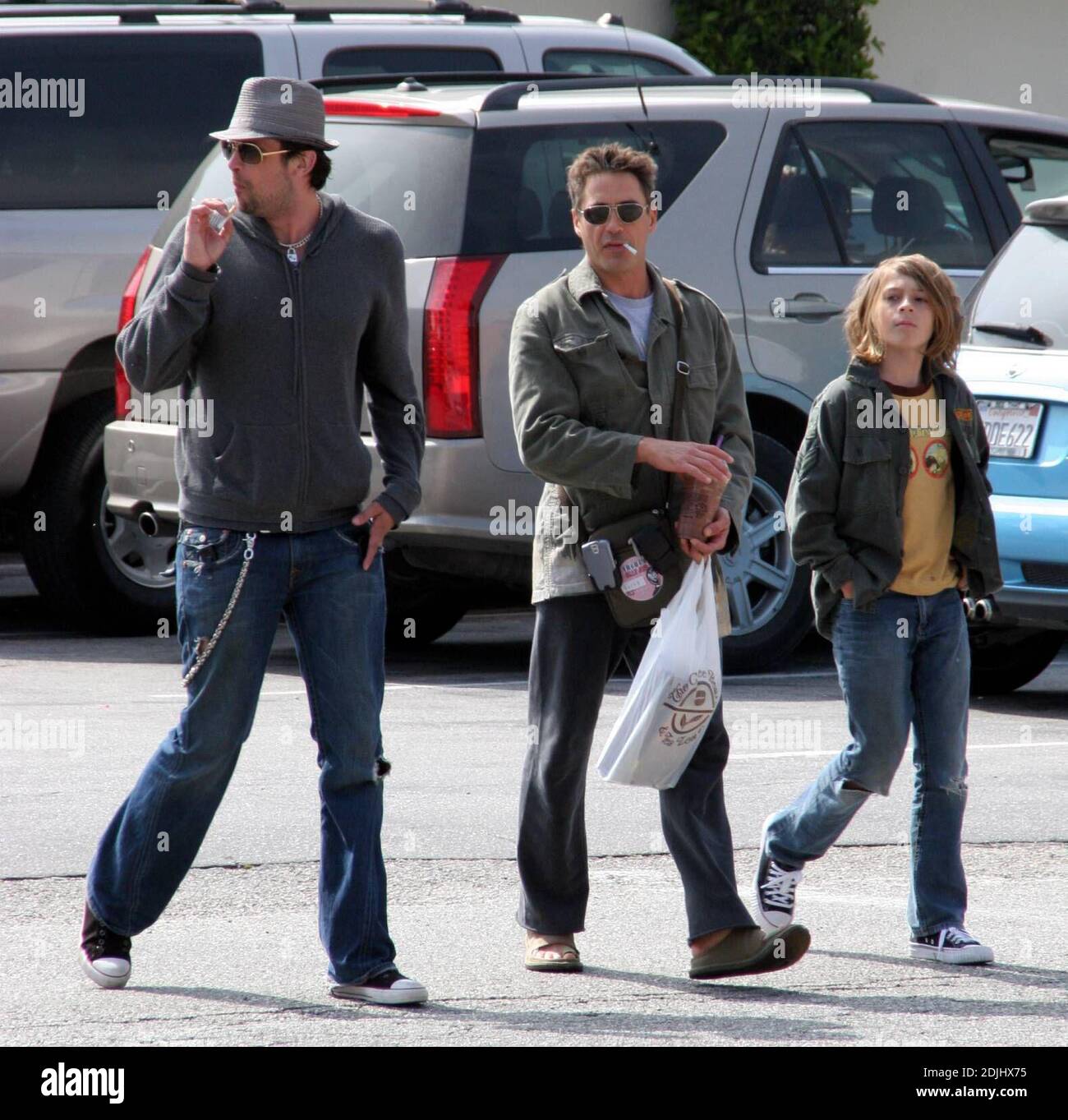Robert Downey Jnr Et Son Fils Indio Passent Un Apres Midi Ensoleille Ensemble A Malibu Ca La Paire A Pose Dans Le Parc Des Bandes Dessinees Des Livres Et Des Magazines Et A Robert Downey Jnr Et Son Fils Indio Passent Un Apres Midi Ensoleille Ensemble A Malibu Ca La Paire A Pose Dans Le Parc Des Bandes Dessinees Des Livres Et Des Magazines Et A
