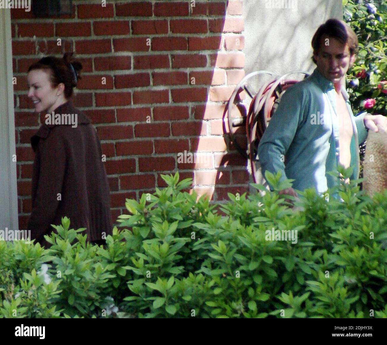 Exclusif !! L'actrice Marcia Cross semble avoir emprunté une idée de son émission télévisée à succès, 'Desserate Housewives', et elle a embauché un jardinier à la grosse. 03/26/05 [[sac]] Banque D'Images