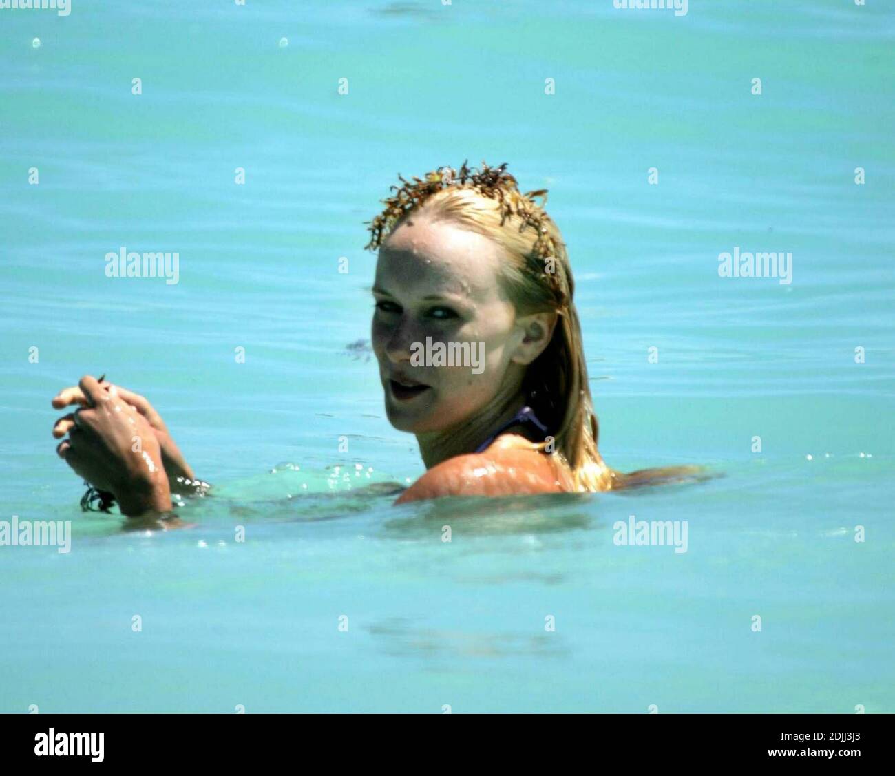 Exclusif !! Kim Stewart et le fiancé Cisco Adler se trompent dans les vagues de Miami Beach. Son beau l'a "couronnée" avec un peu d'algues et la paire semblait heureuse et amoureuse. 4/3/05 Banque D'Images