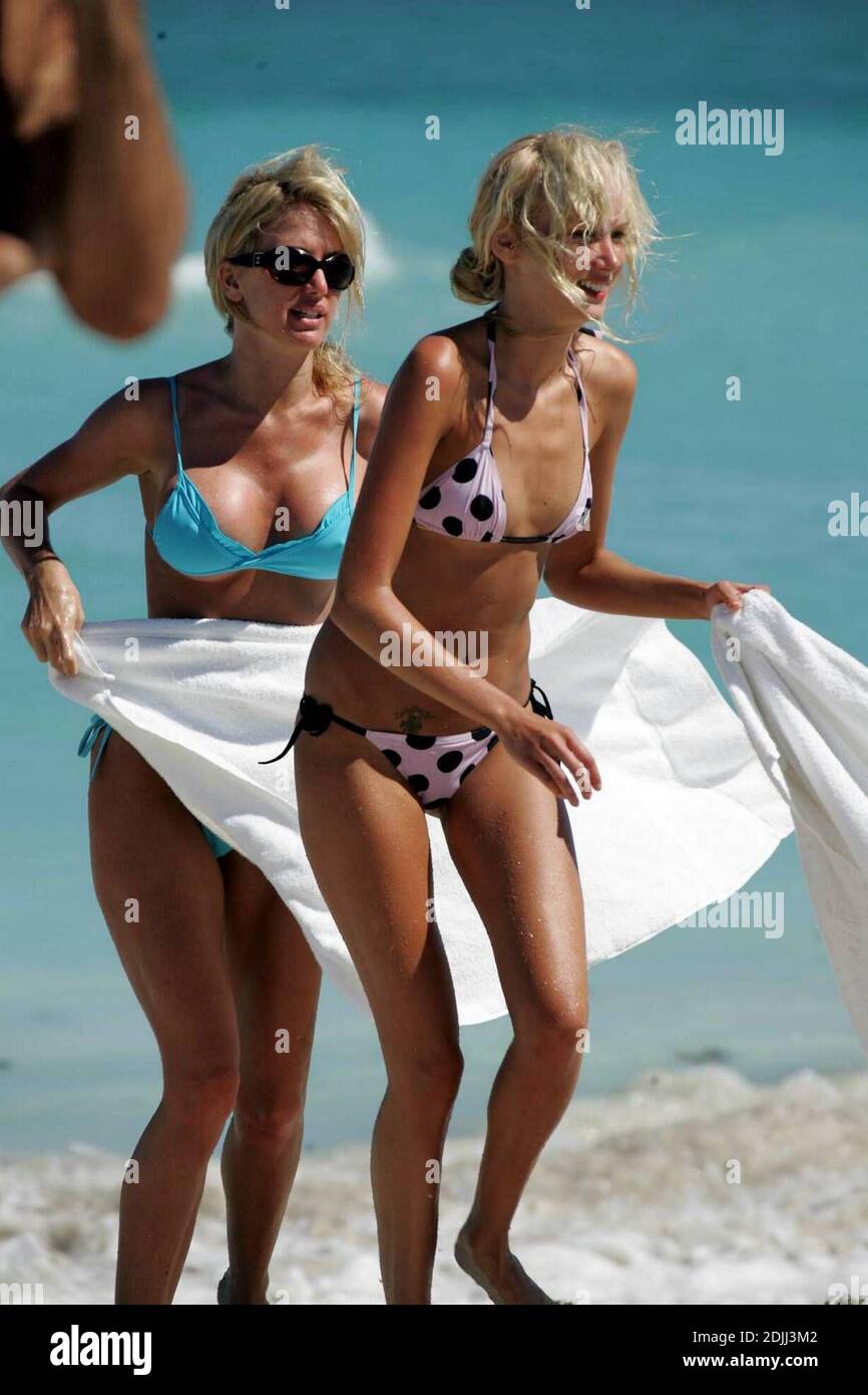 Exclusif !! Kimberly Stewart et un ami non identifié sur South Beach, Miami 4/3/05 [[cad]] Banque D'Images