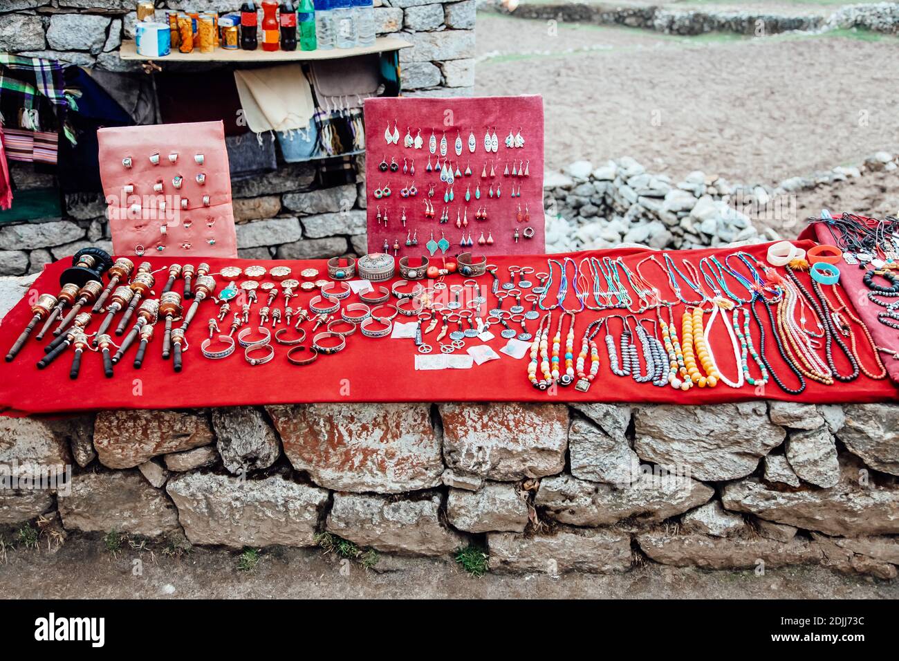 La table rouge faite à la main avec les souvenirs du Tibet dans le village de montagne au Népal. Himalaya. Banque D'Images