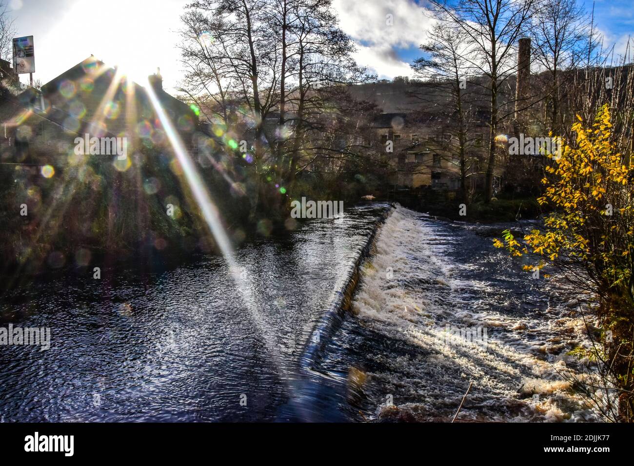 Sunburst au-dessus du belin, Hebden Water, Hebden Bridge, Calvaire, West Yorkshire Banque D'Images