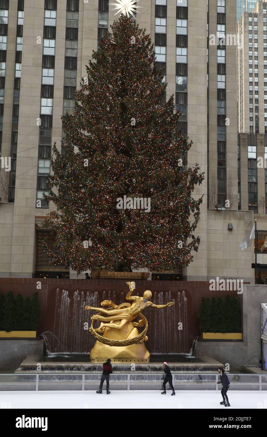New York, New York, États-Unis. 13 décembre 2020. Vue sur le Rockefeller Plaza Christmas Tree qui ne peut être vu de près que pendant 5 minutes après avoir pris un rendez-vous virtuel, porté des couvertures de visage et socialement distancé. Crédit : Nancy Kaszerman/ZUMA Wire/Alay Live News Banque D'Images
