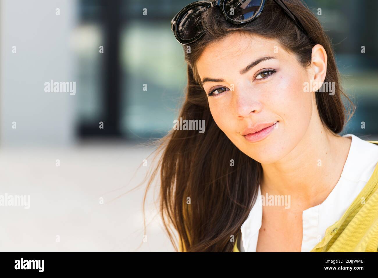 jeune femme brune en lunettes de soleil, souriant, portrait Banque D'Images