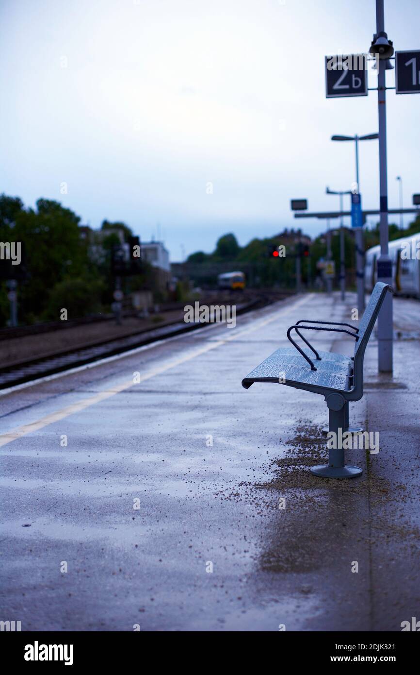 Plate-forme de la gare ferroviaire de Dartford, mettant en lumière la rencontre historique de Mick Jagger et Keith Richards des Rolling Stones. Banque D'Images