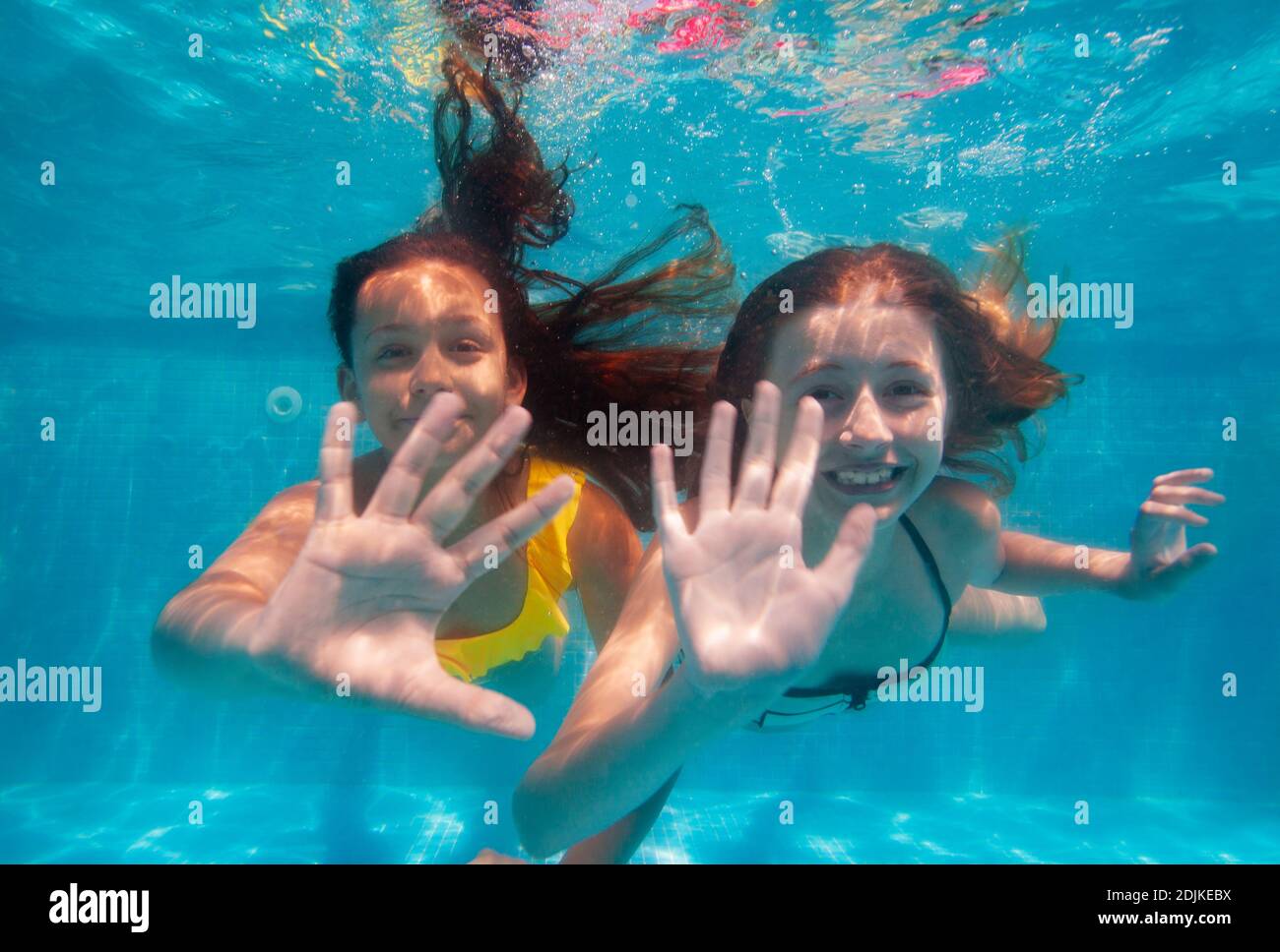 Deux Belles Filles Nagent Sous L Eau Et Se Branle La Main Un Appareil