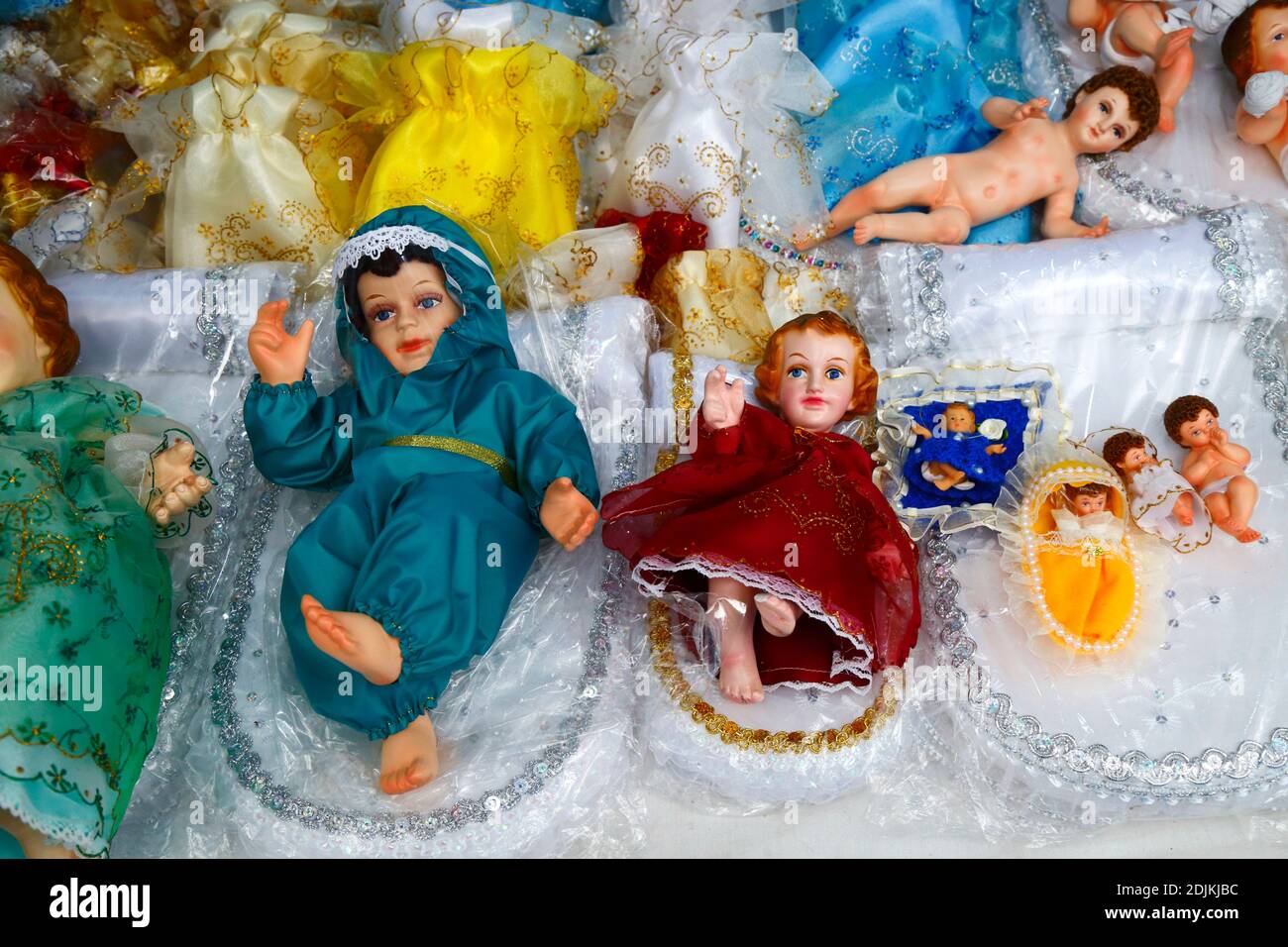 14 décembre 2020, LA PAZ, BOLIVIE: Figurine de bébé Jésus (appelé Niño en espagnol) pour les scènes de nativité portant un masque facial et des vêtements de protection contre le coronavirus Covid 19 en vente sur un marché de Noël. Les scènes de Nativité sont une décoration de Noël importante dans les maisons et les lieux publics en Amérique latine, et aussi en Espagne (d'où vient la tradition). Un grand nombre de figurines pour les scènes de nativité sont vendues sur les marchés de Noël; niños portant une protection contre le coronavirus Covid 19 sont une nouvelle option cette année aux côtés de niños habillés traditionnellement en raison de la pandémie. Banque D'Images