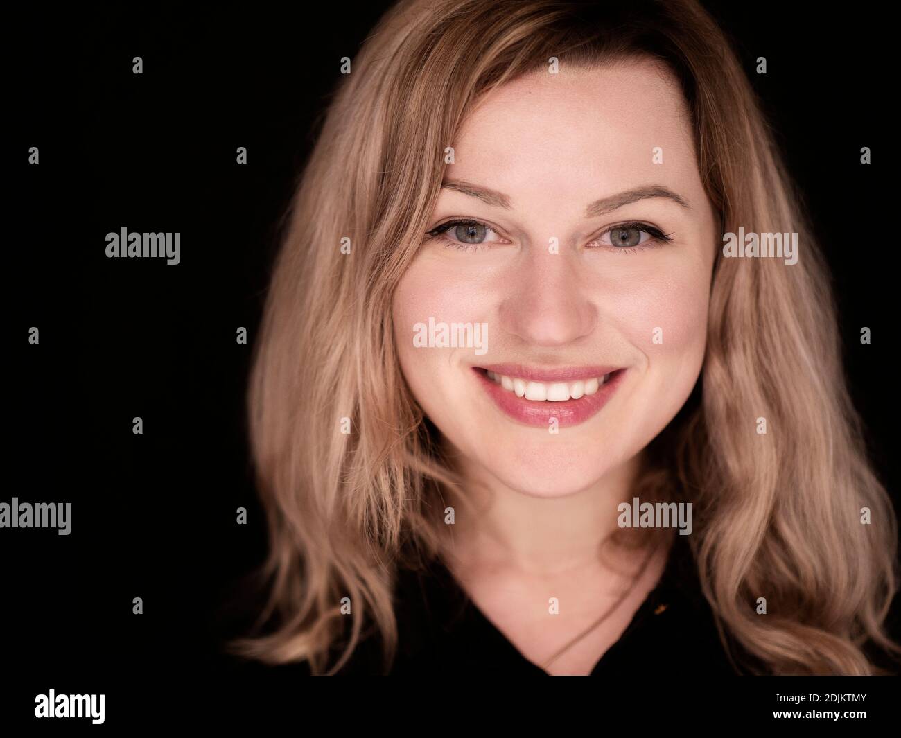 Belle jeune femme polonaise aux cheveux blonds et aux yeux bleus Banque D'Images