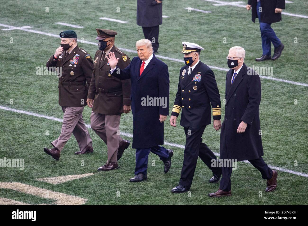 Le président américain Donald Trump s'apprête à lancer le 121e match de football de l'Armée de terre et de la Marine au Michie Stadium le 12 décembre 2019 à West point, New York. Les côtés du président sont de gauche à droite: Président du général des chefs interarmées Mark Milley, lieutenant général Darryl Williams, surintendant de l'Académie militaire des États-Unis, ADM. Sean Buck, surintendant de l'Académie navale des États-Unis et secrétaire intérimaire de la Défense, Christopher Miller. Banque D'Images