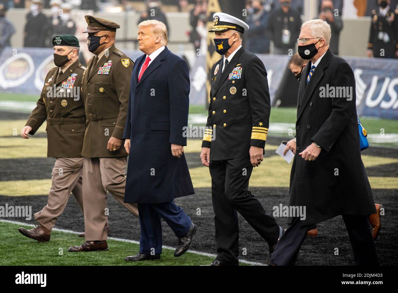 Le président américain Donald Trump s'apprête à lancer le 121e match de football de l'Armée de terre et de la Marine au Michie Stadium le 12 décembre 2019 à West point, New York. Les côtés du président sont de gauche à droite: Président du général des chefs interarmées Mark Milley, lieutenant général Darryl Williams, surintendant de l'Académie militaire des États-Unis, ADM. Sean Buck, surintendant de l'Académie navale des États-Unis et secrétaire intérimaire de la Défense, Christopher Miller. Banque D'Images