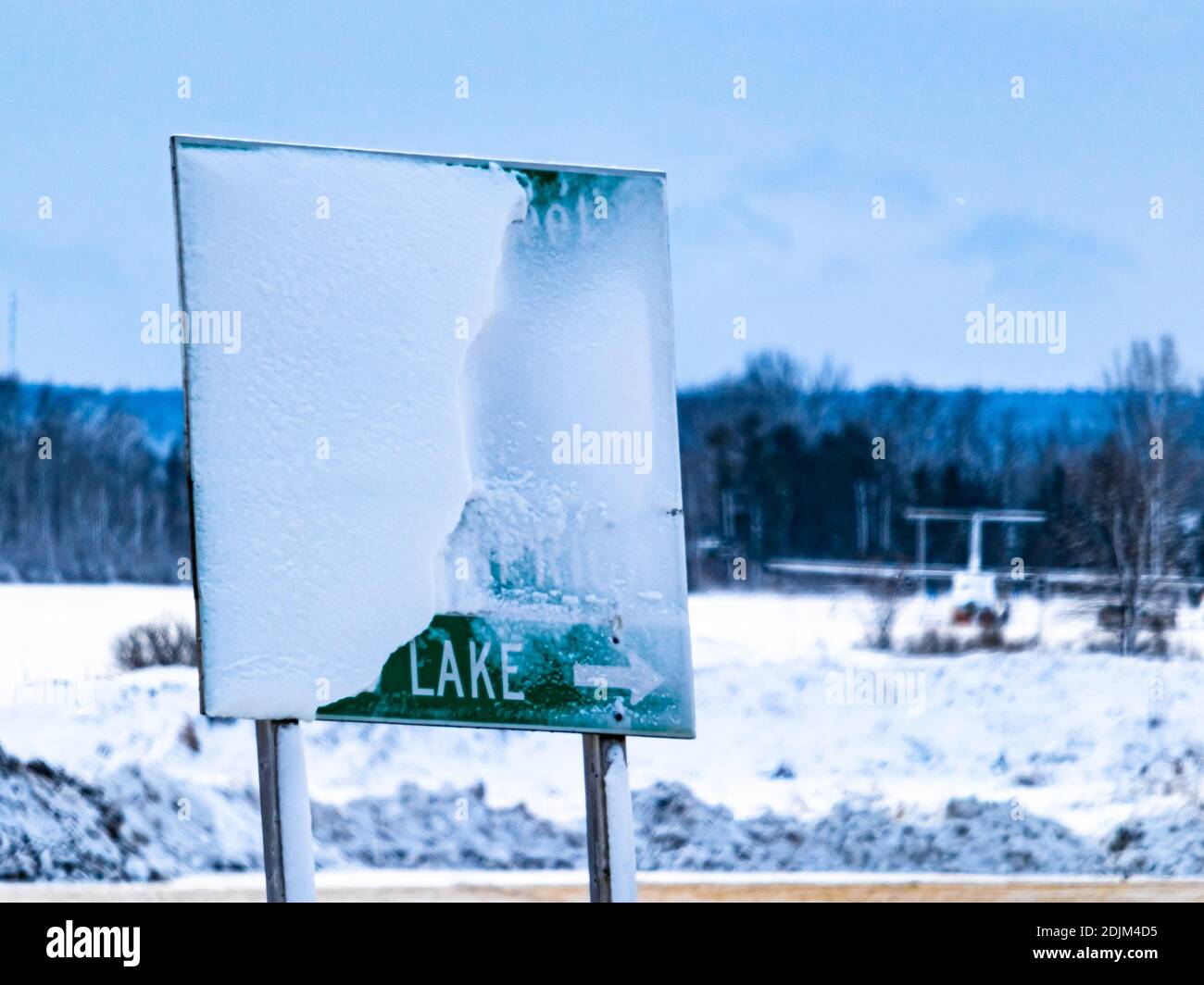 Le panneau indiquant la sortie de l'autoroute pointe vers UN lac, mais son nom est masqué par la neige Banque D'Images