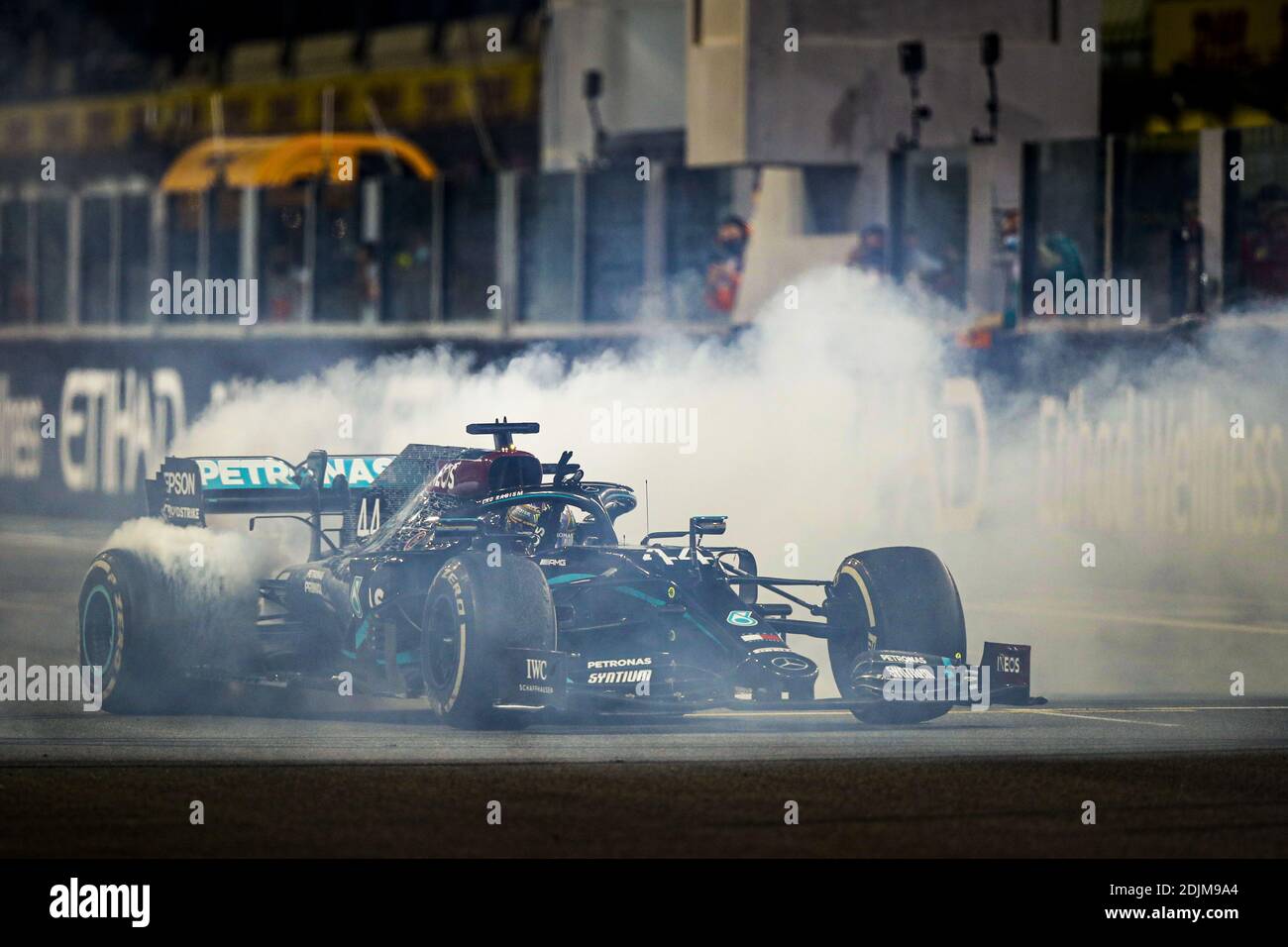 HAMILTON Lewis (gbr), Mercedes AMG F1 GP W11 Hybrid EQ Power+, faisant quelques beignets à la fin de la course pendant la Formule 1 Etihad Airways Grand Prix 2020 d'Abu Dhabi, du 11 au 13 décembre 2020 sur le circuit Yas Marina, À Abu Dhabi - photo Florent Gooden / DPPI / LM Banque D'Images
