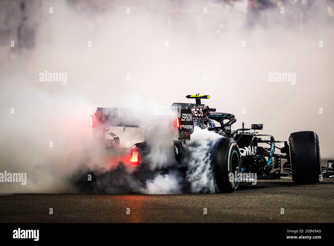 BOTTAS Valtteri (fin), Mercedes AMG F1 GP W11 Hybrid EQ Power+, faisant quelques beignes à la fin de la course pendant la Formule 1 Etihad Airways Grand Prix 2020 d'Abu Dhabi, du 11 au 13 décembre 2020 sur le circuit Yas Marina, À Abu Dhabi - photo Florent Gooden / DPPI / LM Banque D'Images