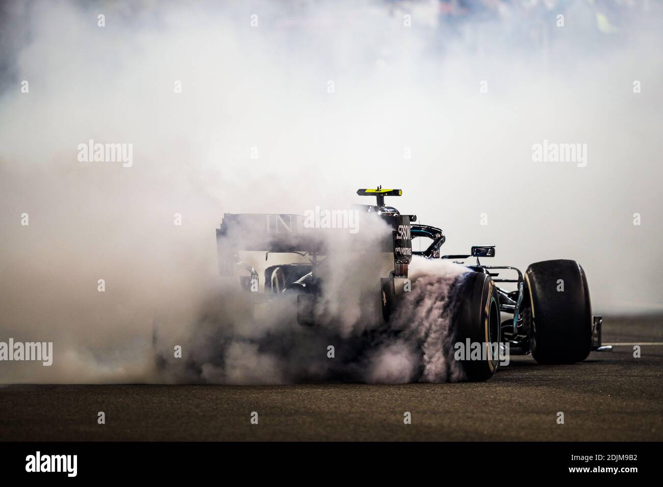 BOTTAS Valtteri (fin), Mercedes AMG F1 GP W11 Hybrid EQ Power+, faisant quelques beignes à la fin de la course pendant la Formule 1 Etihad Airways Grand Prix 2020 d'Abu Dhabi, du 11 au 13 décembre 2020 sur le circuit Yas Marina, À Abu Dhabi - photo Florent Gooden / DPPI / LM Banque D'Images